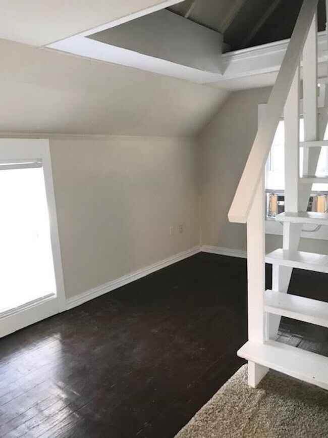 Building Photo - 1 Bedroom Garage Apartment on Austin Avenue
