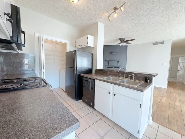 Building Photo - Welcome to this charming 2-bedroom, 2-bath...