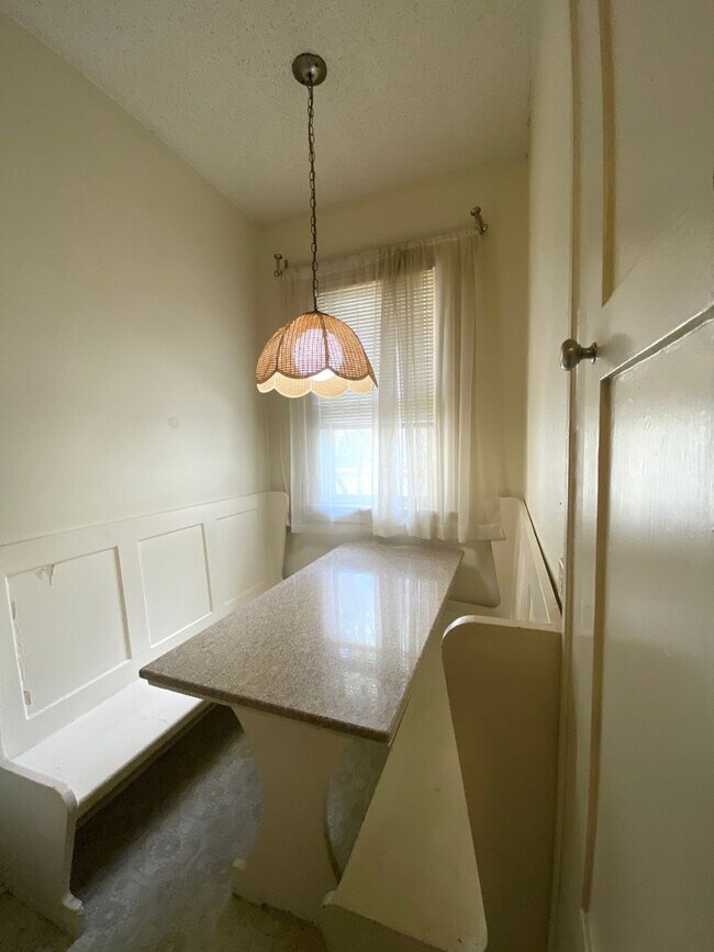 Building Photo - Vintage 1 Bedroom + Study Walking Distant to UT