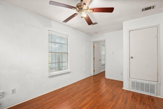 Building Photo - 2610 E 3rd St