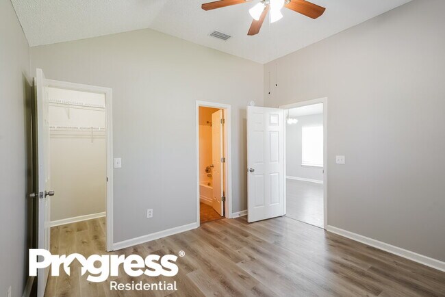 Building Photo - 243 Lake Forest Dr