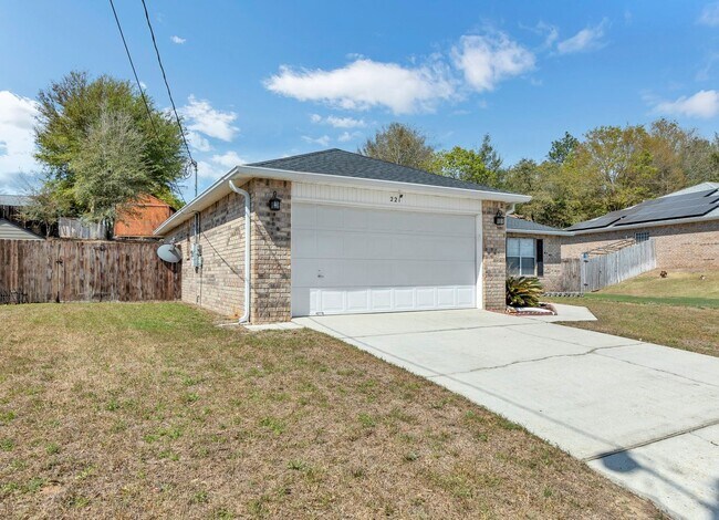 Building Photo - Renovated 3BR/2BA All-Brick Home | South C...