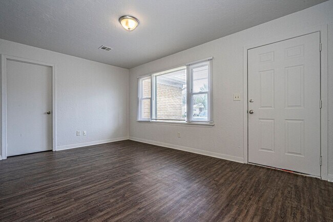 Building Photo - Updated 3 Bed - 1 Bath in Bethany!