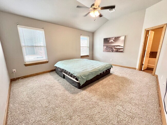 Building Photo - ?4 Bedroom Home plus Study Room! Yukon Sch...