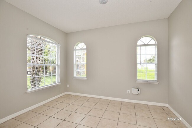 Building Photo - Gorgeous 4/2.5 Home with a 2 Car Garage Lo...