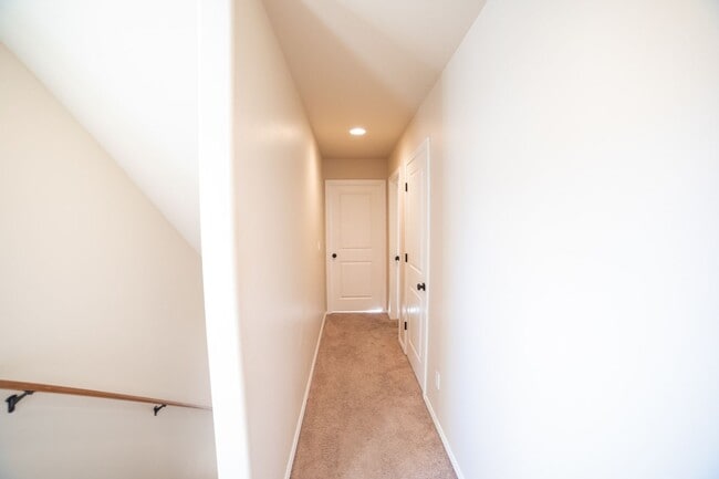 Building Photo - Newer Construction Townhome in Canby