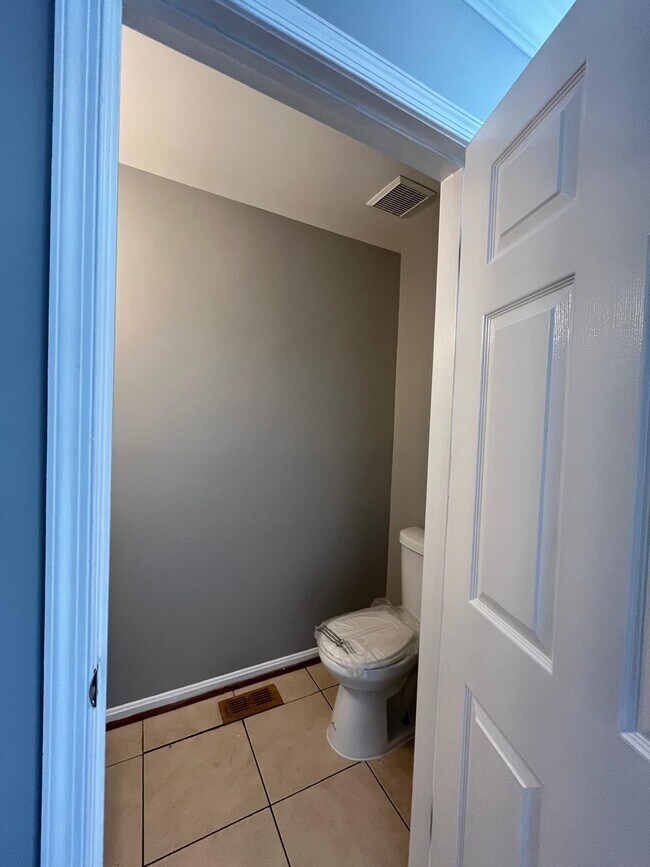 Building Photo - 4674 Mews Dr
