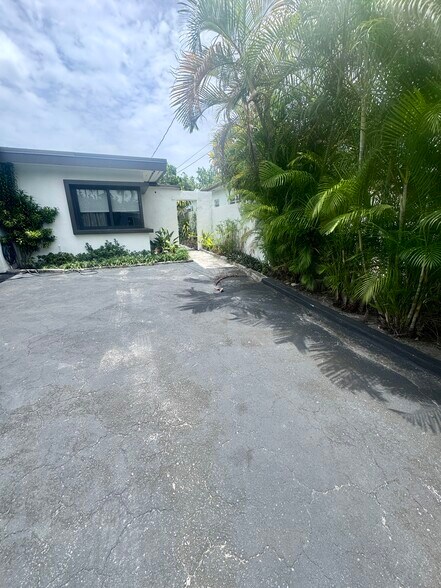 Building Photo - 1051 NW 25th Ave