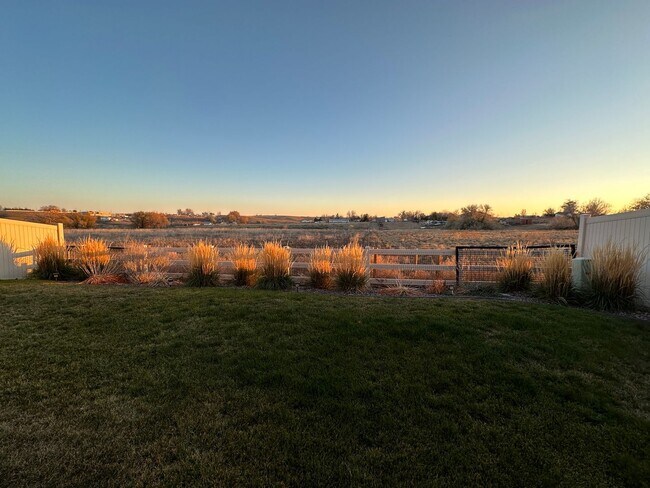 Building Photo - Beautiful 3 Bed 2.5 Bath in Thompson River...