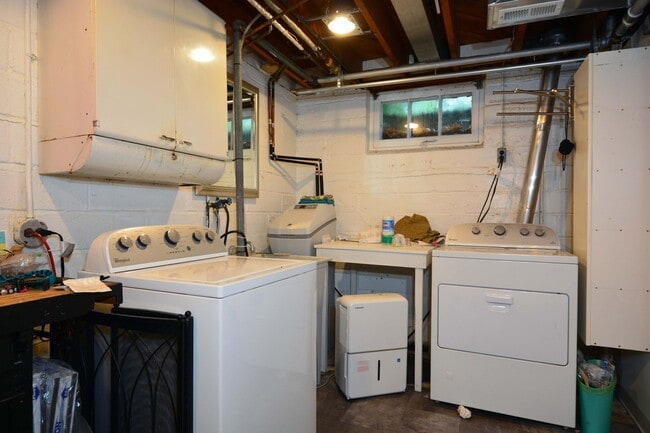 Building Photo - Mid-Century Charm and Comfort with a Sauna!