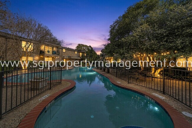 Building Photo - 7906 Royal Ln