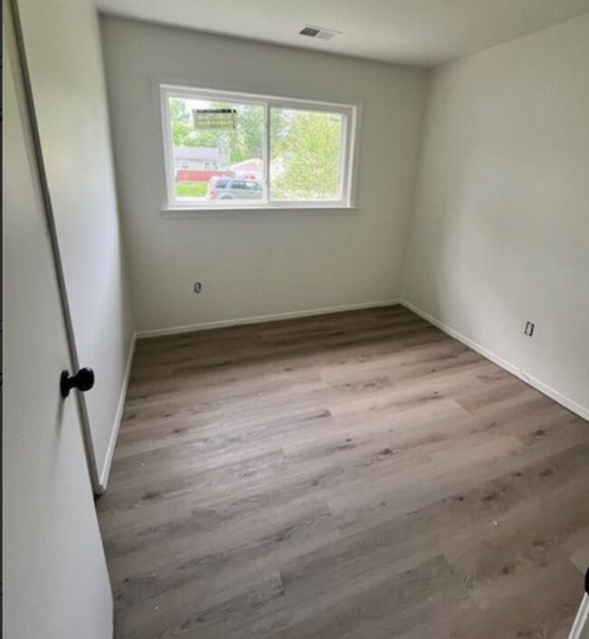 Building Photo - 4BR/1Ba house-Ready to make your new home!