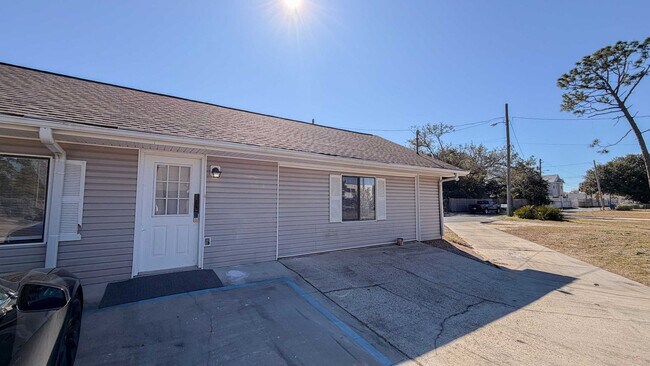Building Photo - 300 W 23rd Pl