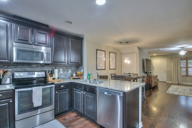 Building Photo - 1215 Riverbrook Dr