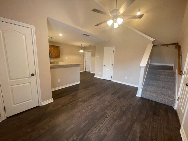 Building Photo - | 3BR/2.5BA Townhome | 18' Ceilings | Granite | Garage | Lawn Care Incl | Benbrook TX 76116