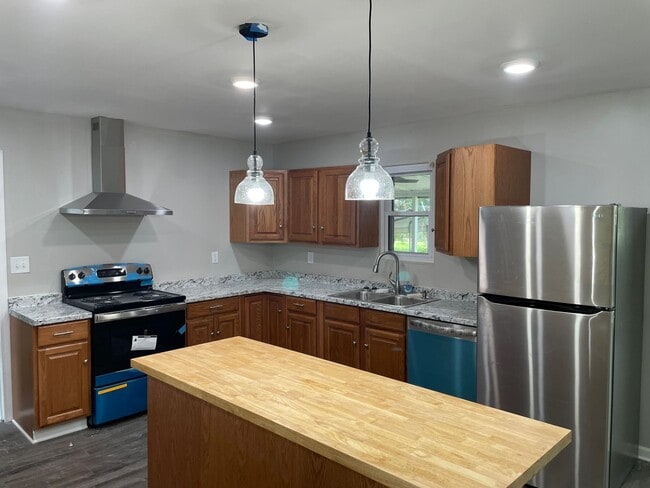 Building Photo - Fabulous Renovated Home Available Now!