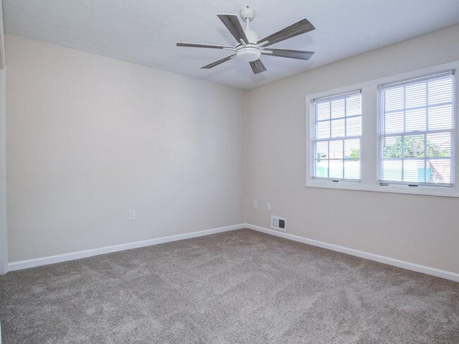 Building Photo - 2 Bedroom 1.5 Bath Renovated Condo Downtow...