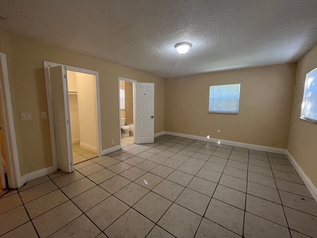 Building Photo - 4/2 Home for rent, all tile floors, central ac.