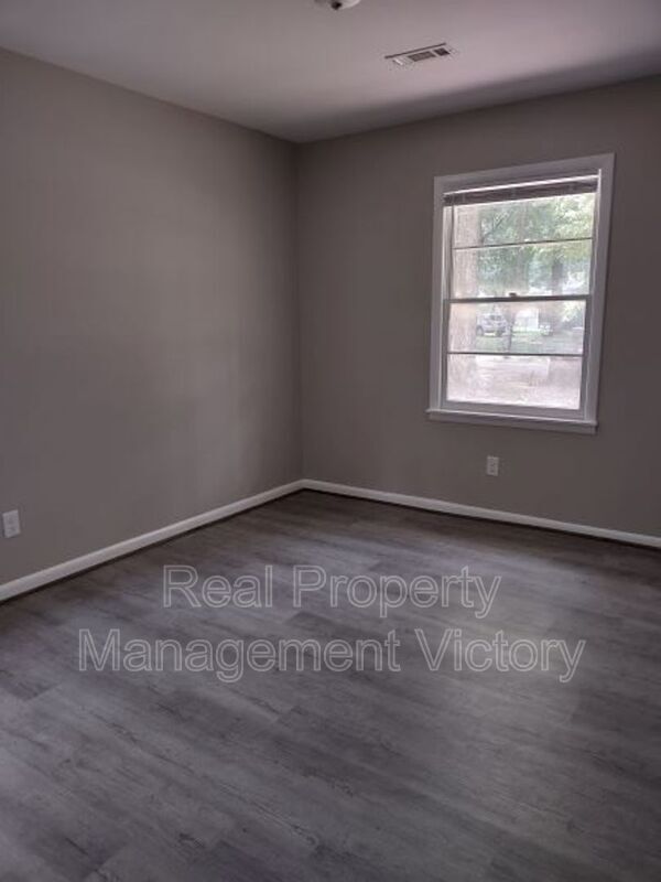 Building Photo - 105 16th Ct Cir NE