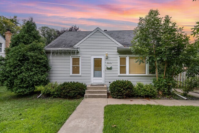 Primary Photo - Beautiful 4 Bed 2 Bath Home With Fence and...