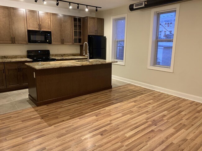 Interior Photo - 22nd - 100