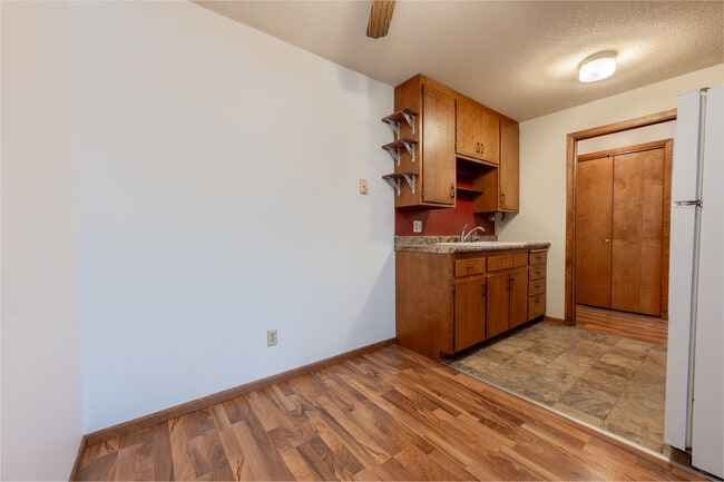 Building Photo - Hillcrest Apartments