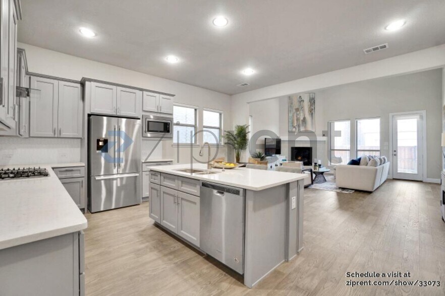 Building Photo - 12790 Royal Oaks Ln
