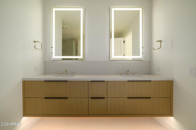 Building Photo - 4849 N Camelback Rdg Dr