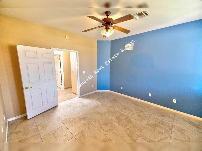 Building Photo - 606 W Woodfield Ct
