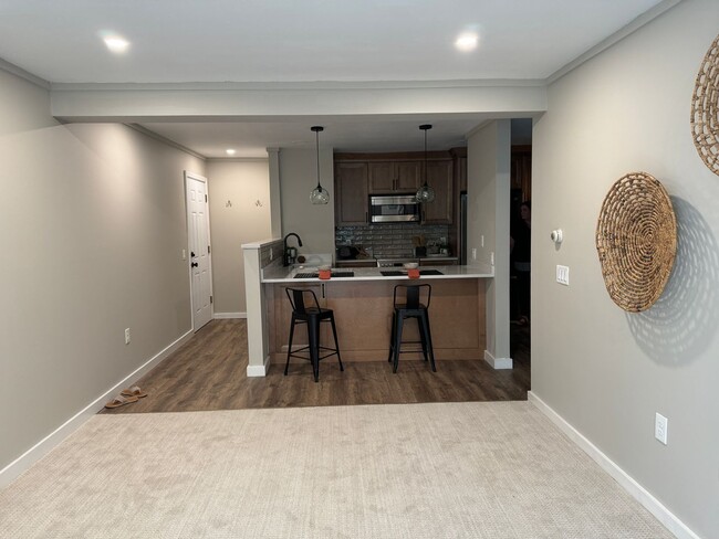 Building Photo - Beautiful One Bedroom Condo - HEAT INCLUDED!!