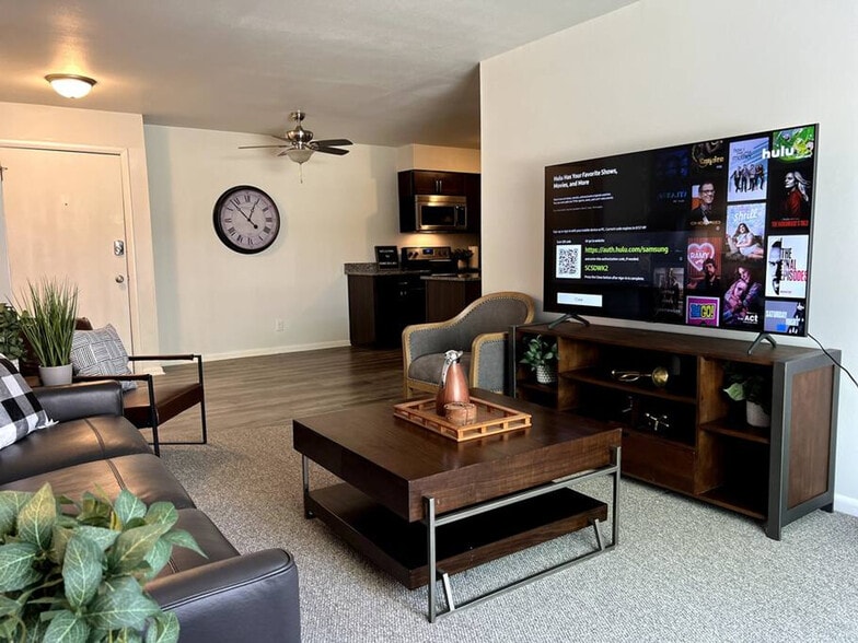 Building Photo - 517 E Division St