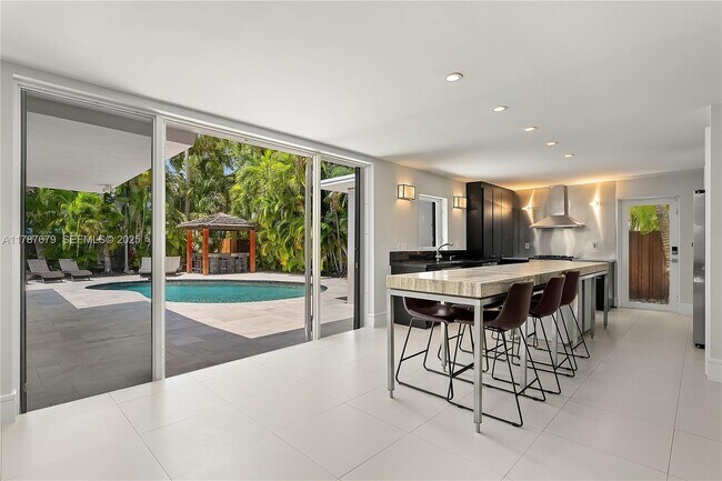 Building Photo - 122 E 2nd Ct