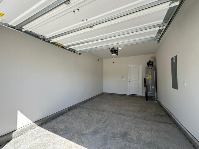 Building Photo - 1260 Scarlet Firethorne Ave