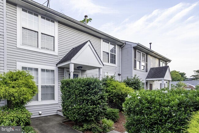 Building Photo - 132 E Glebe Rd
