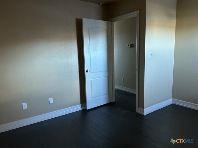 Building Photo - 2710 S Clear Creek Rd