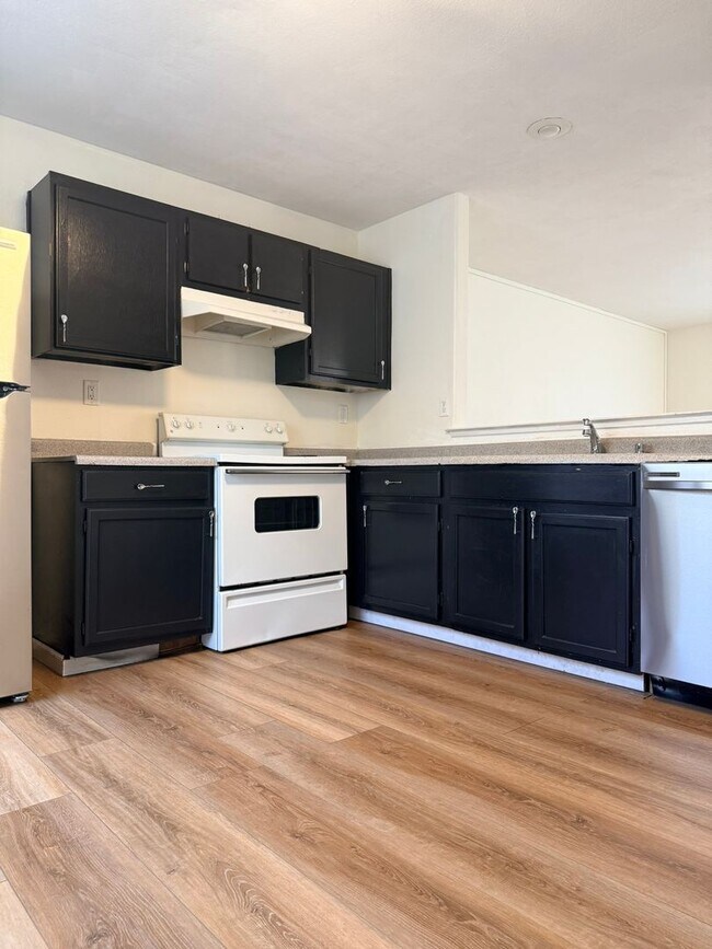 Building Photo - Don’t Miss Out on this 3/2.5 home