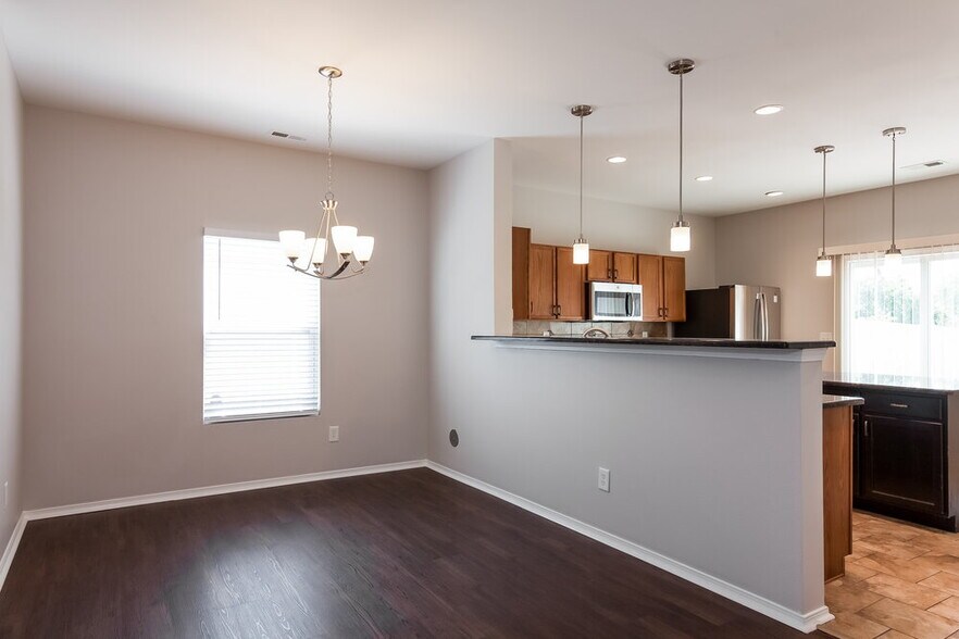 Building Photo - 2118 Buckleigh Dr