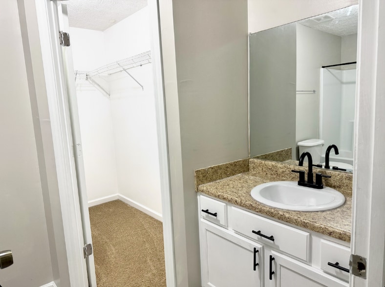 Building Photo - 598 Elle's Wy