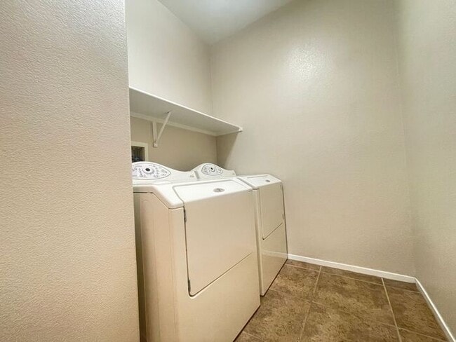 Building Photo - 3702 Fading Sun St