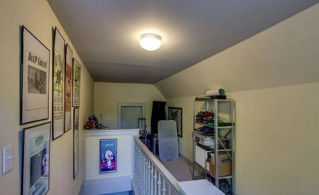 Building Photo - Cute 3 bed w/bonus space. Fenced yard. Loc...