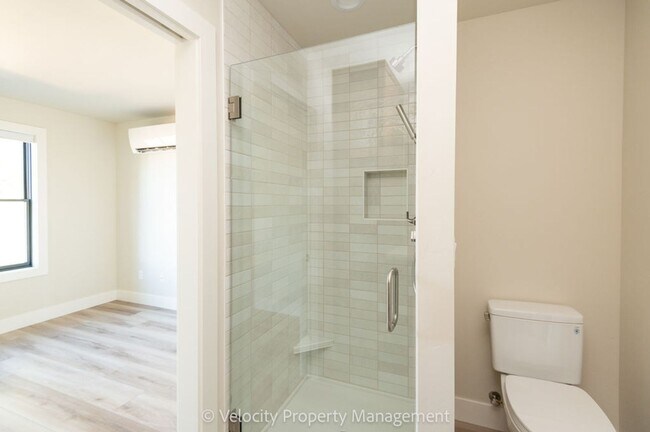Building Photo - Brand New 1 Bedroom in Discovery West Neighborhood!