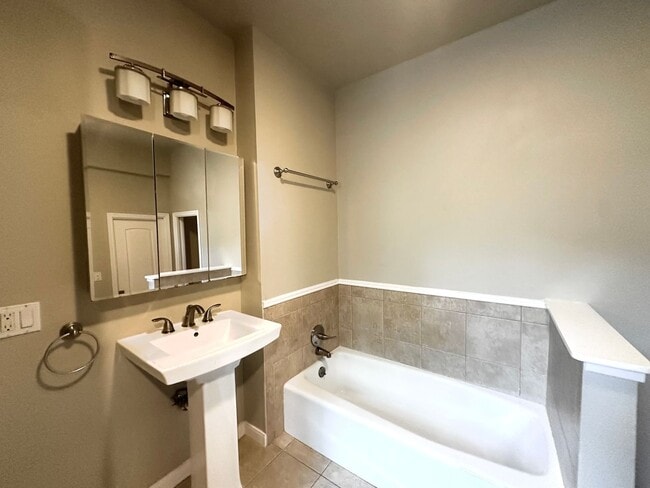 Building Photo - 5 Bed/ 3 Bath