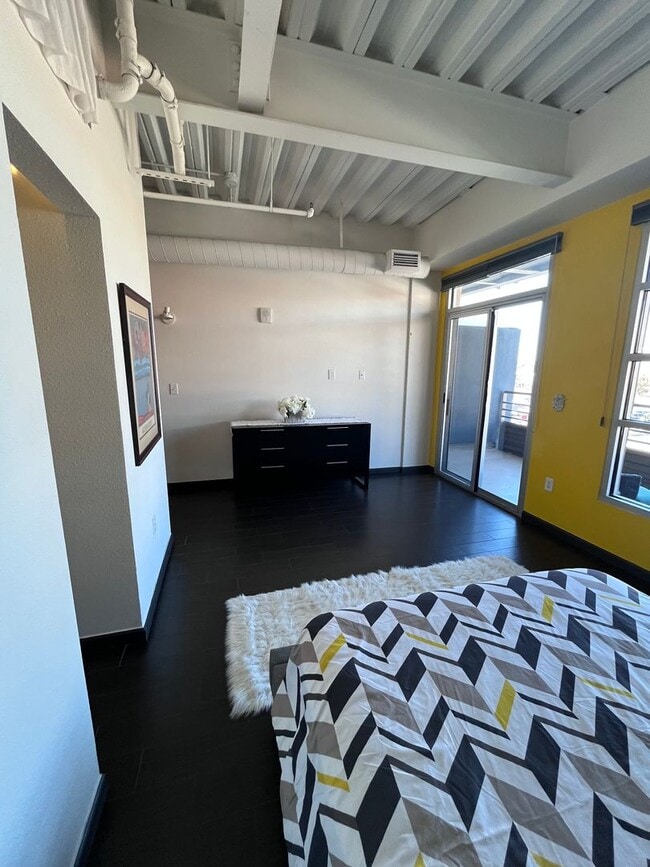 Building Photo - WOWZER Beautiful 1 bedroom Condo