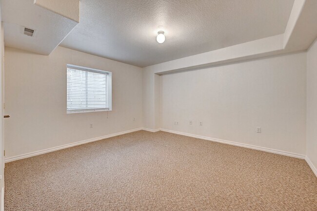 Building Photo - $3,895.00 - 5 Bedrooms, 4 Bathrooms, Single Family Home in Highlands Ranch with Fenced Yard!