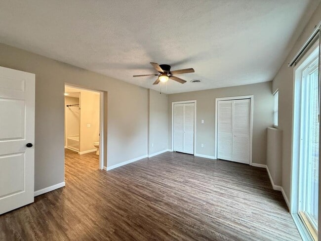 Building Photo - 11025-11107 107 Cutoff