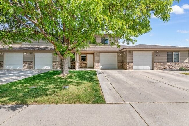 Building Photo - Spacious Multi-Level Townhome in Brookwillow