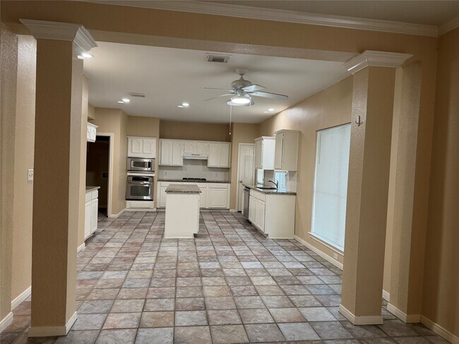 Building Photo - 2810 White Oak Ln