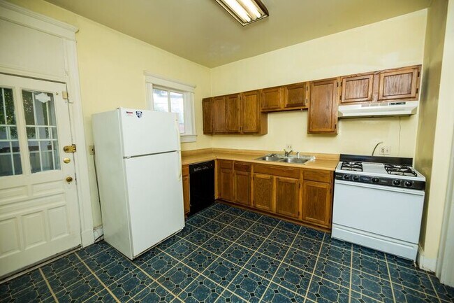 Building Photo - 3047 Guilford Ave