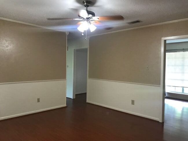 Building Photo - Close to Barksdale Air Force Base... Large yard that backs up to Park!!!