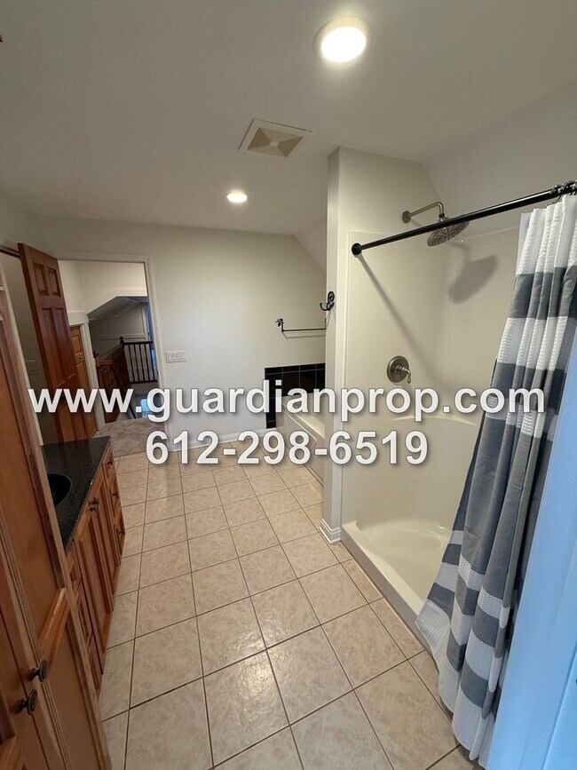 Building Photo - Roseville House in Secluded Midland Hills Available September 1, Updated Kitchen, Large Primary S...